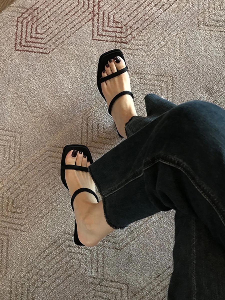 

2025 летние новые внешние тапочки женские летние черные с тонким ремешком квадратный носок открытый носок тонкий каблук босоножки на высоком каблуке 35