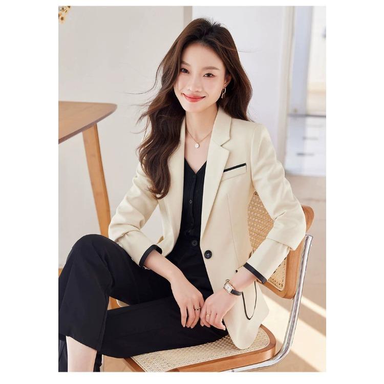 Sophisticated Women's Blazer for A Chic and Professional Look