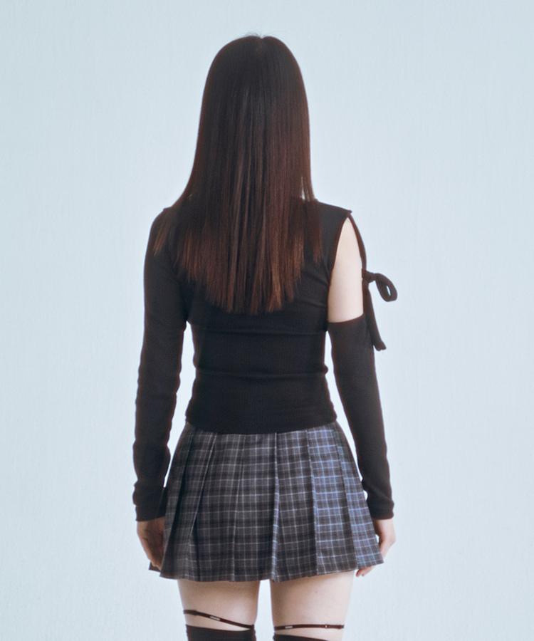 FOUR YOUNG Unbalanced Tie Top Black