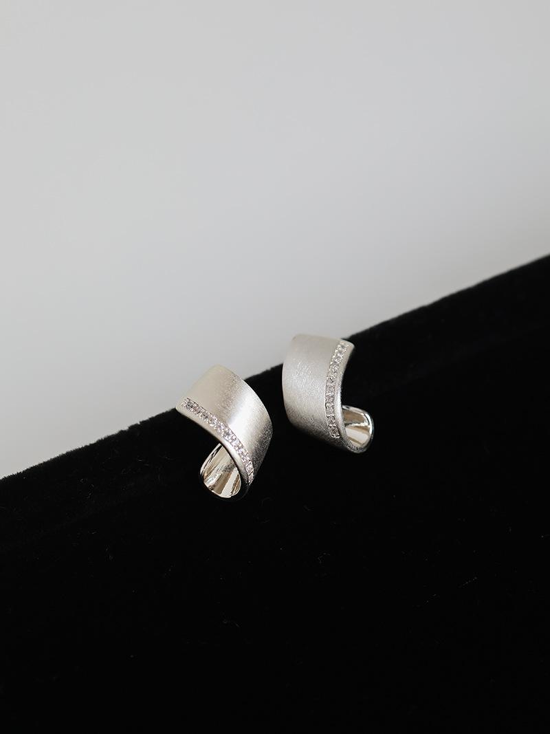 

S silver European and American niche design twisted irregular diamond-encrusted brushed metal earrings cold wind high-end stud earrings срібний