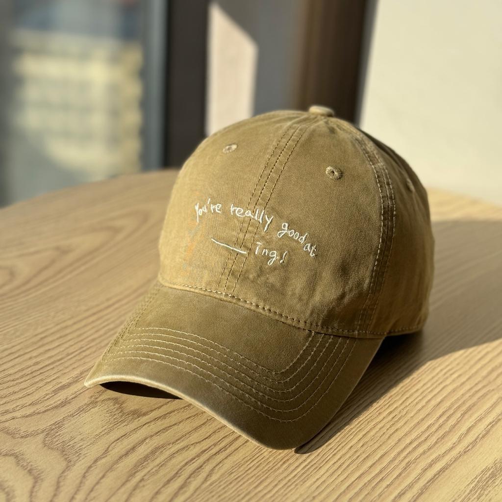 2026Neue stilvolle Baseballkappe mit weichem Schirm für Damen, Stickerei mit Buchstaben im japanischen Stil, Unisex-Frühlings-Sommer-Hut, der das Gesicht kleiner aussehen lässt