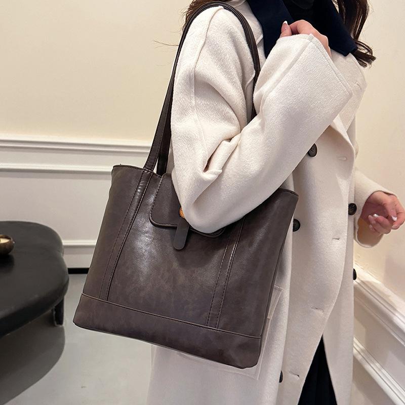 

Retro commuter multi-purpose backpack women s 2025 autumn and winter new fashion large-capacity tote bag high-end shoulder bag 30*13*28 темно-коричневого