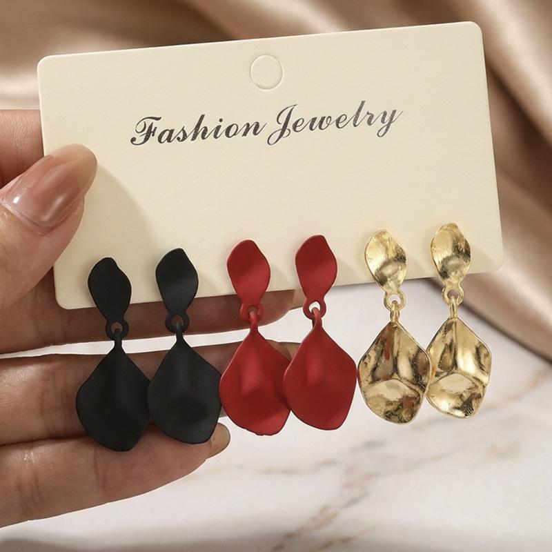 

Alloy sequined stud earrings simple cold wind earrings year personality versatile Korean temperament Internet celebrity earrings
