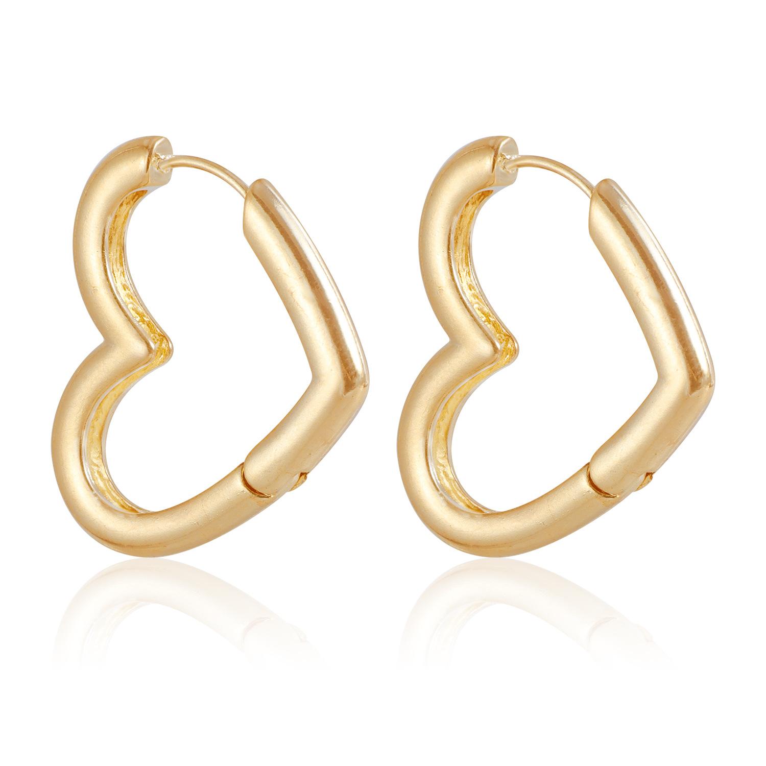 

European and American hollow love earrings temperament heart-shaped stud earrings earrings design cold wind versatile earrings золотой