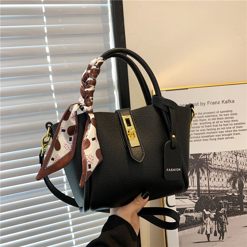 Borse a trama avanzata Borse da donna 2023 Nuova nicchia Borsa a secchiello con una spalla Borsa a tracolla per pendolari con cestino per verdure