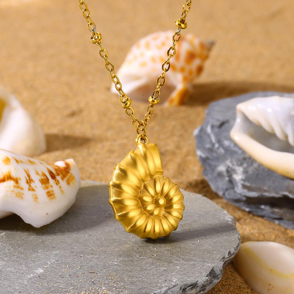 Summer style conch necklace suitable for women's summer beach travel and fashionable Zircon matching