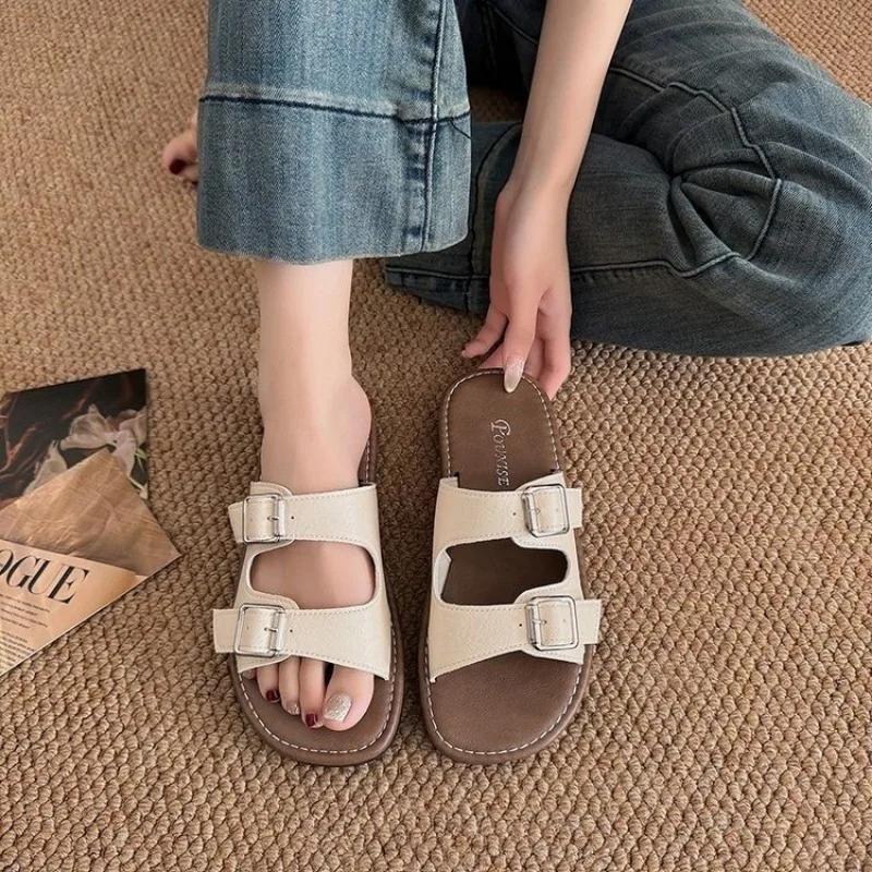 Mode Modische Sandalen mit dickem Absatz Damen Flache Römische Strand-Slipper mit quadratischer Schnalle Cross-Border-Stil Sommer Zehenfreie Slipper