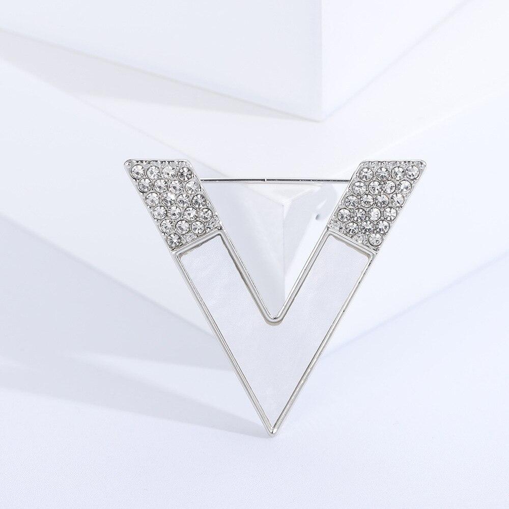 

Blucome, модная булавка для воротника, простые ювелирные изделия с буквой V, женские броши со стразами для кардигана, костюма, булавка в подарок серебряный