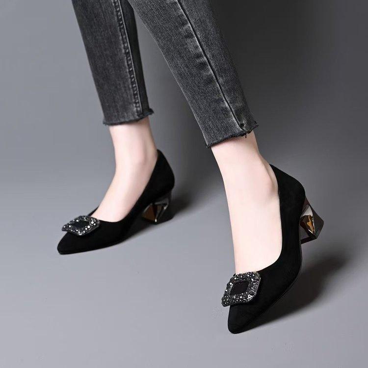 Escarpins noirs haut de gamme à bout pointu et décolleté peu profond, ornés de strass. Nouveaux escarpins d'automne à talon mi-haut, résistants et de qualité supérieure.