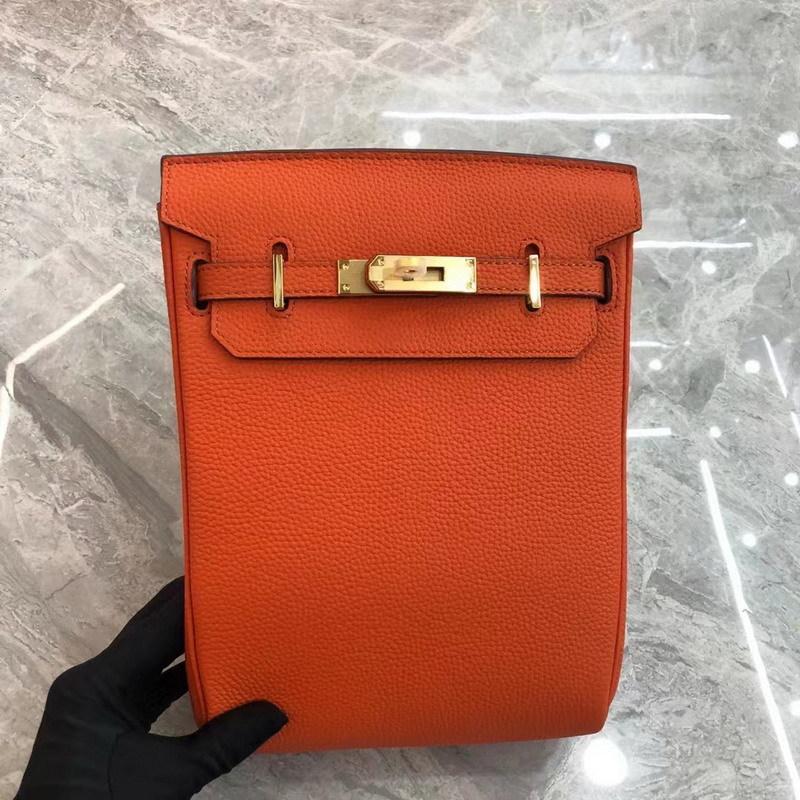 2026 Neues TOGO-Leder geschlechtsneutral gleicher Stil, Rindsleder erste Schicht rundes Schlossloch Brusttasche, einzelne Schulter Kelly-Leder Rucksack