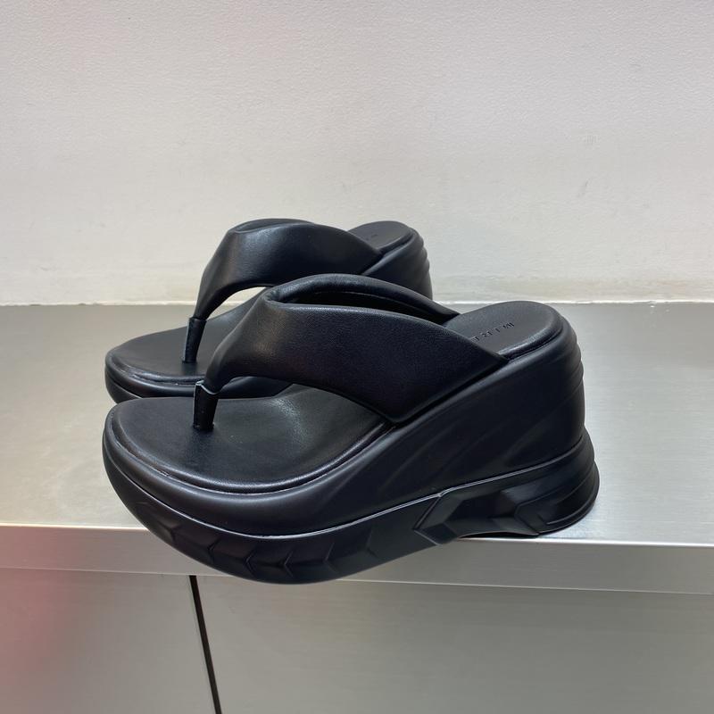 Super high-heeled flip-flops for women to wear in the summer of 2025, new non-slip beach shoes, platform soles, Internet celebrities, cold slippers