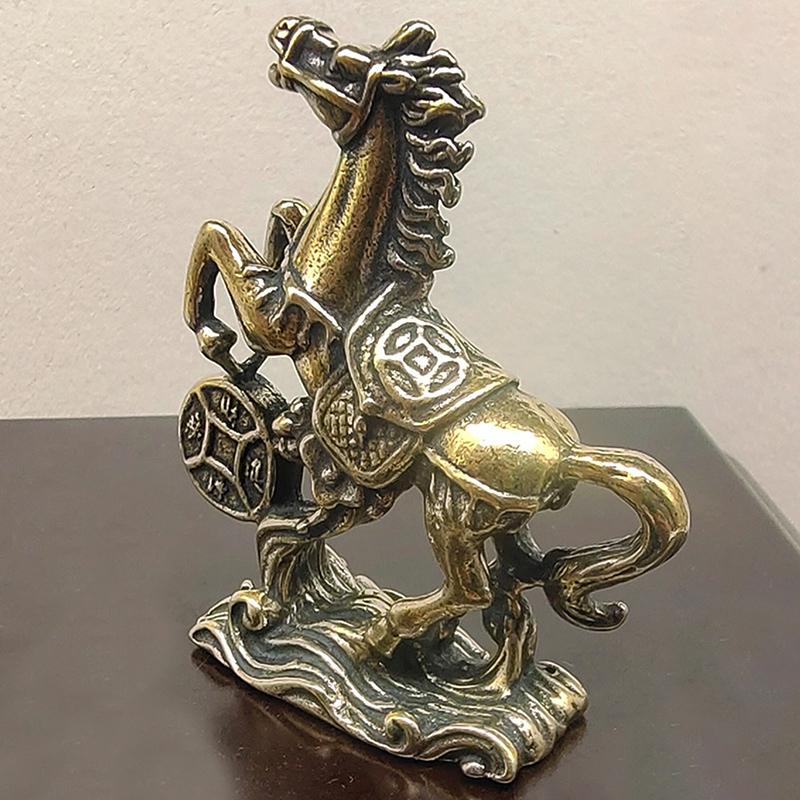 Mosiężny Koń Nadepujący na Monety Szczęśliwa Statuetka Feng Shui Miniatury na Biurko Rzemiosło Kolekcje Figurki
