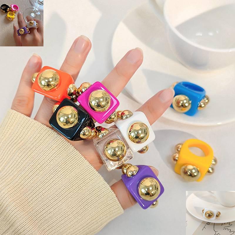 

Сшивание бусин Металл Квадрат Смола Кольцо Женщина Многоцветный Дизайн Ощущение Женщины Преувеличено