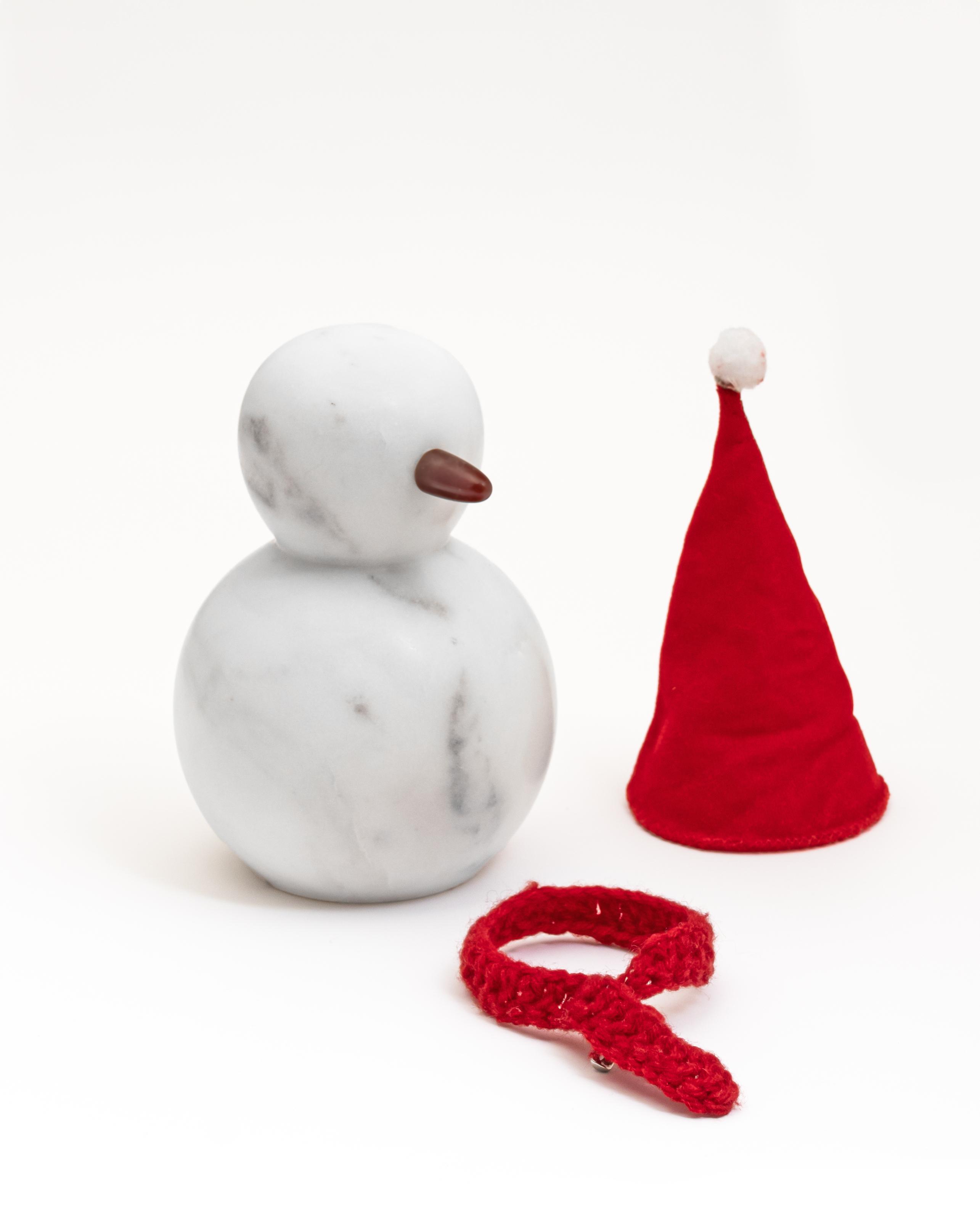 

Handcrafted Marble Snowman: Winter Christmas Decor белый