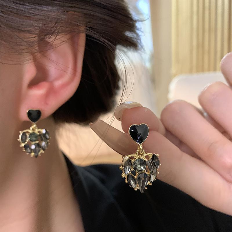 Silver Needle Black Love Earrings Women's Light Luxury Niche Design Temperament Earrings Korean Versatile Internet Celebrity Earrings