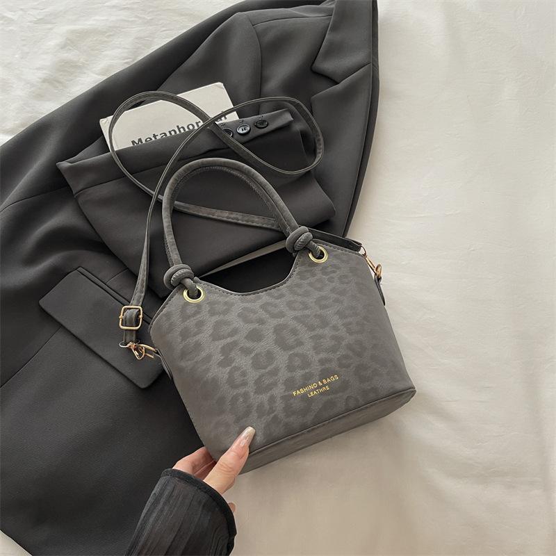 

Today s popular portable bucket bag women s autumn new high-end sense high-end shoulder messenger bag серый