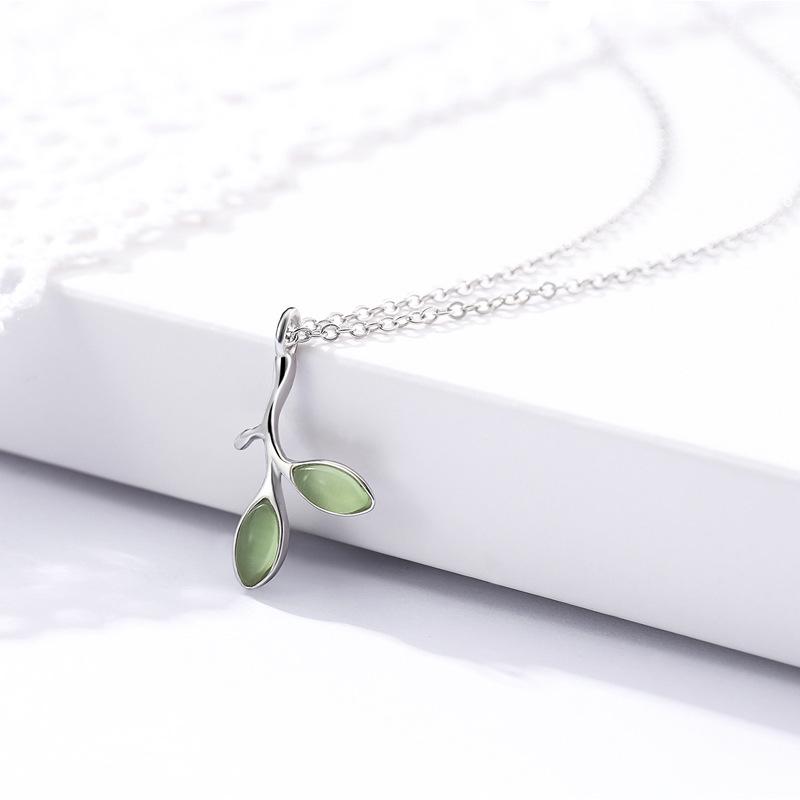 Green leaf necklace fashion accessories small fresh niche design feeling neck chain simple pendant female ins