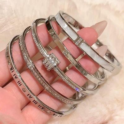 Elegante Pulseira Argola 2024 em Titânio Prata com Diamantes Inteiros para Mulheres - Nova Pulseira de Luxo para Casais.