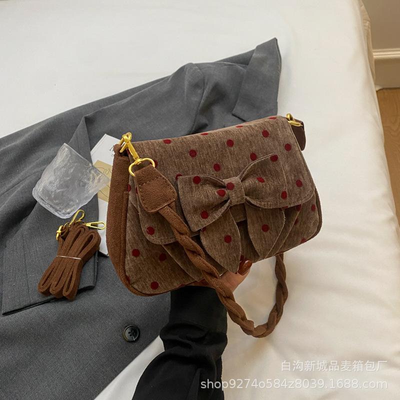 

Korean version of girl bow baguette armpit bag 2025 new high-end texture fashion casual shoulder messenger bag темно-коричневого