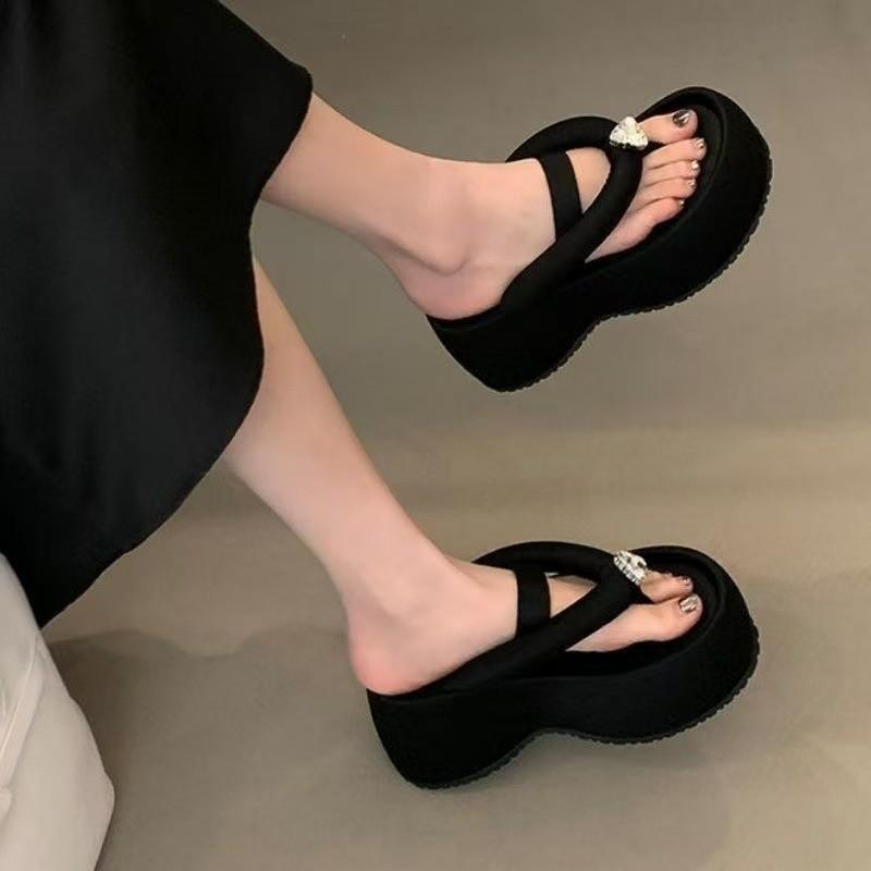 

Носите шлепанцы на толстой подошве, модные с перемычкой между пальцев, летние новые, со стразами, на платформе, пляжные, крутые тапочки 40 чёрный