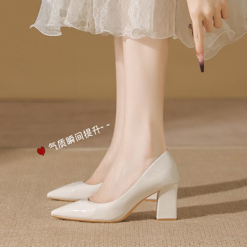Högklackade damskor beige spetsig tå låg skärning enkla skor kvinnlighet mellanhög klack bröllopsskor mångsidiga inte trötta fötter arbetsskor