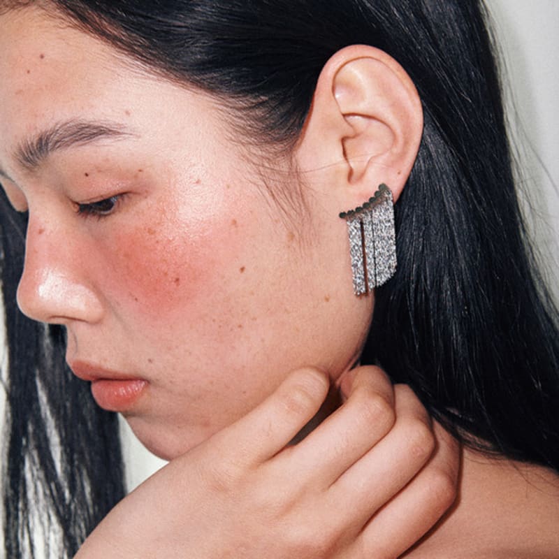 August Harmony Glitter Curtain Earring / 2color