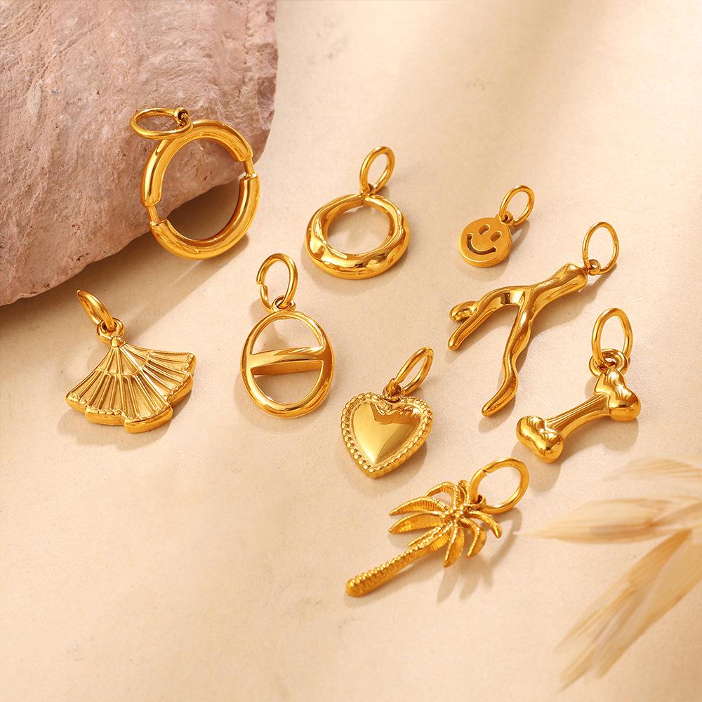Exquisite Geometric Pendant: 3D Heart Camera Shape Jewelry