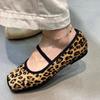 ~Mary Jane Schuhe mit Schlitzen und eckiger Spitze sind bequem und leicht und weich im Mund. Leopardenmuster-Ballerinas für Damen