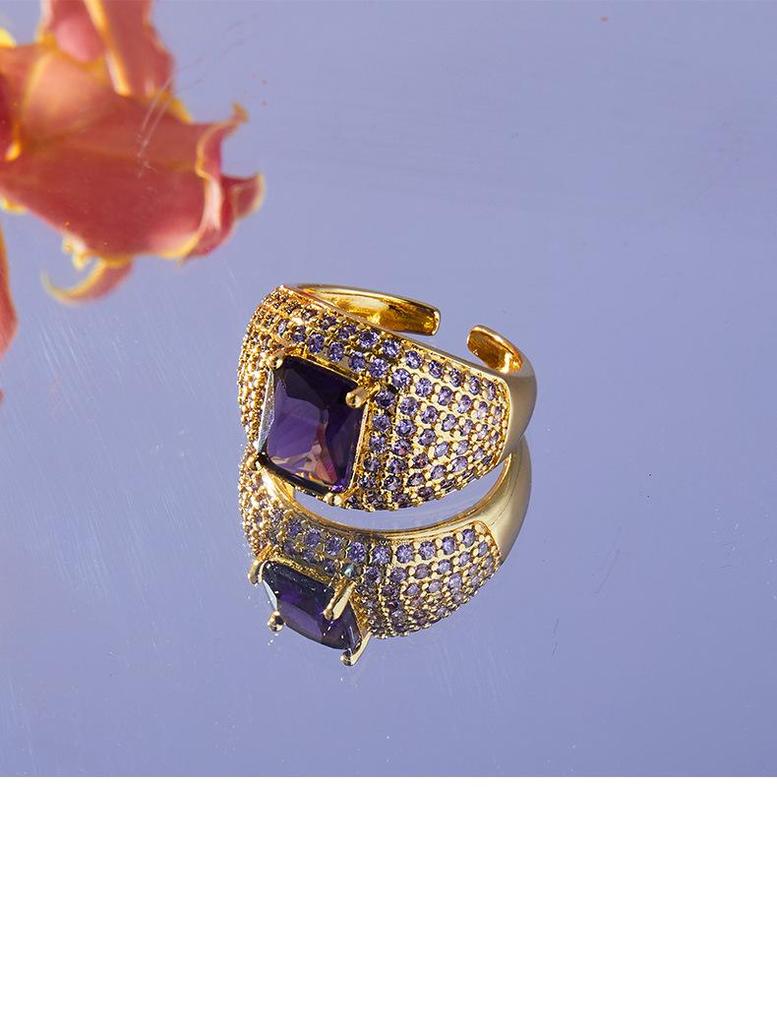 Luxurious British-Style Cluster Diamond Ring - Shiny, Elegant, and Versatile