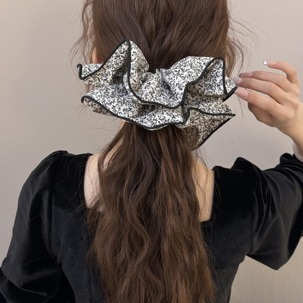 The Floral Large Intestine Hair Tie Is A Laid-back and Feminine Style with A Fabric Hair Tie for Tying Hair