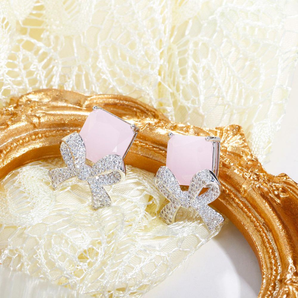 

Милые квадратные серьги-пусеты с изумрудным бантом и цирконом