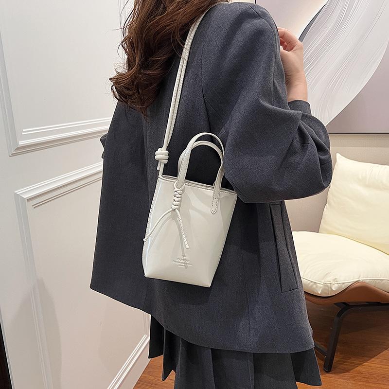 Han niche fashion mobile phone bag women's 2026 spring and summer new simple small square bag shoulder messenger bag
