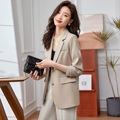 Elegancka i wygodna wiosenna damska marynarka w stylu casual w kolorze khaki