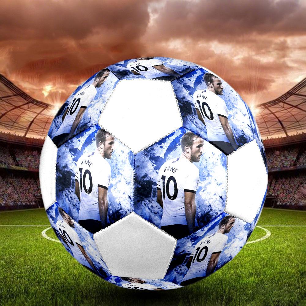 Pallone da Calcio Kane Stampato Taglia 5, Cucito a Macchina in PVC, Resistente e ad Alto Rimbalzo, Adatto a Tutte le Età, Merchandising per tifosi, Partite e Uso all'Aperto.