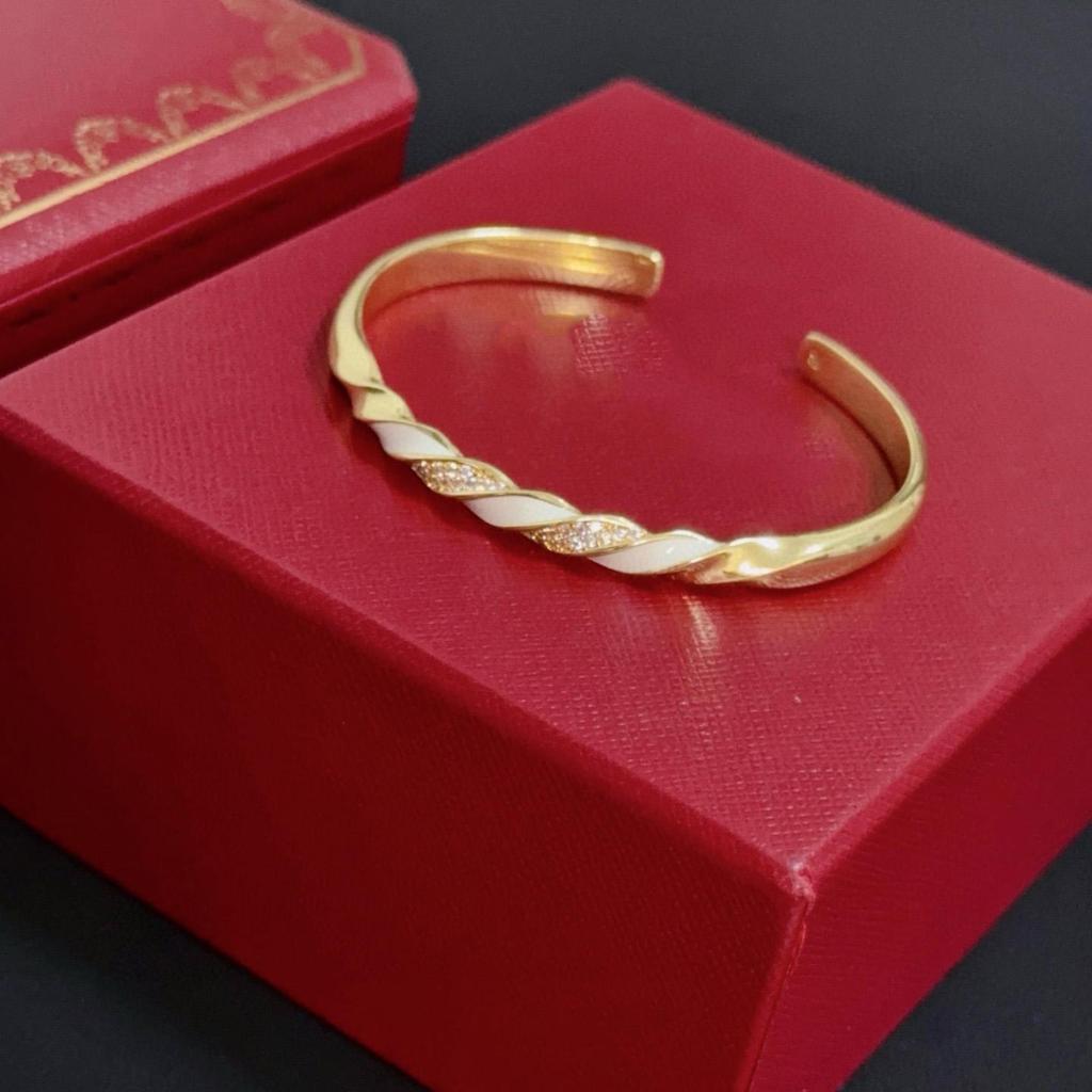 Open Rotating Bracelet of High Quality V Micro Inlaid Craftsmanship 18K Gold Plating Material Unisex Gift for Girlfriend