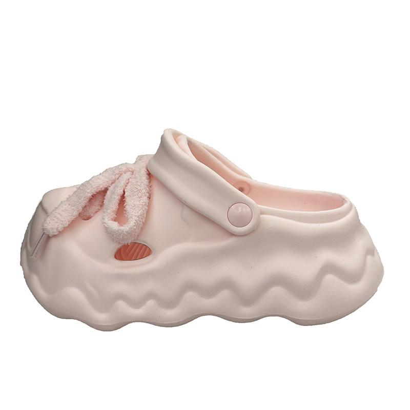 Nischendesign Lochschuhe für Damen 2025 neue Sommerbekleidung dicke Sohlen zur Erhöhung der Körpergröße zwei Damen mit Taschenkopf coole Hausschuhe