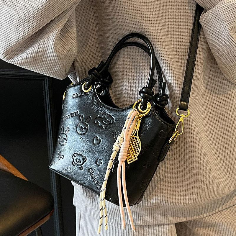 2025 new niche embossed fashion personalized portable bucket bag high-end commuter versatile women's messenger bag