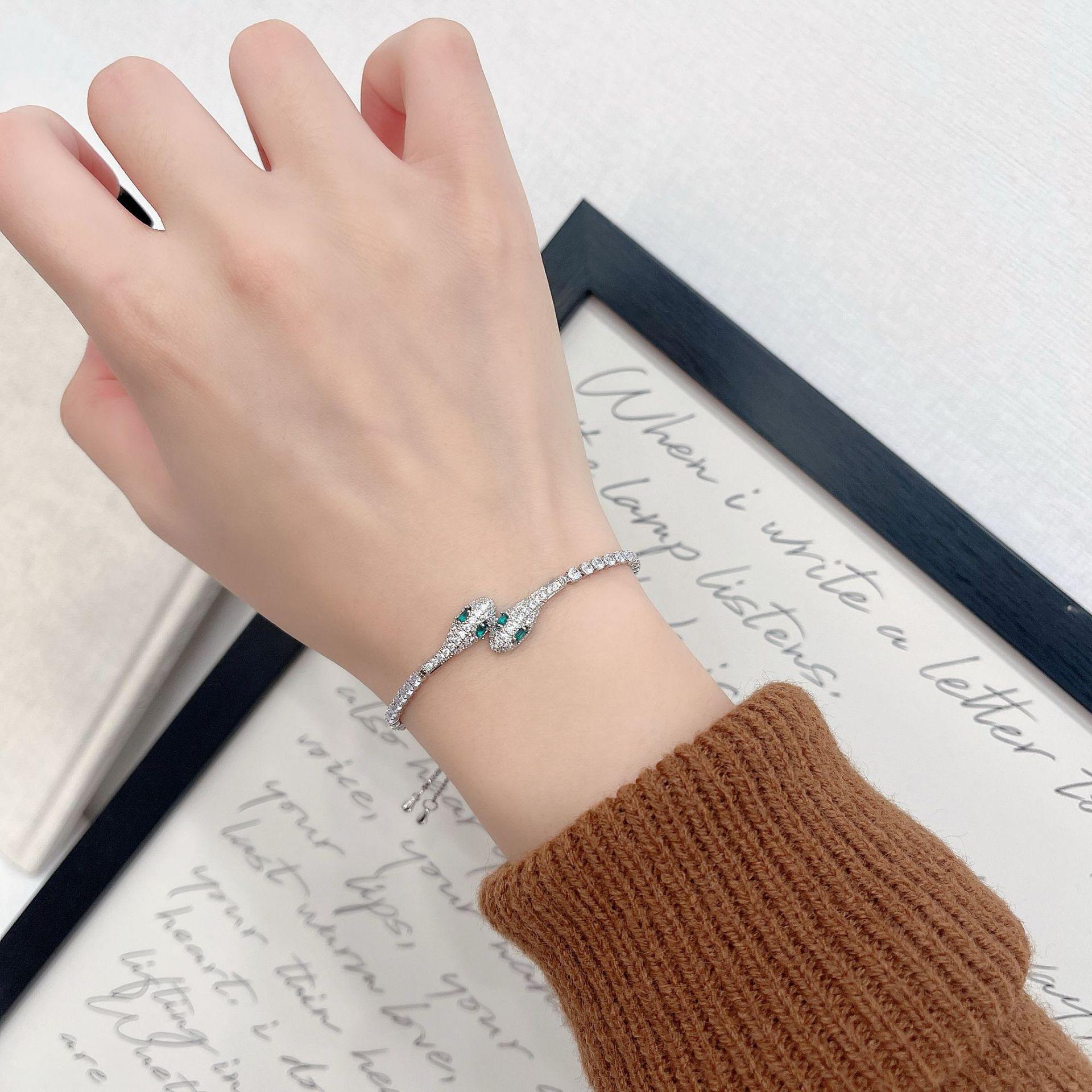 

Изысканное ожерелье в виде зеленоглазой змеи и регулируемый браслет из циркония для женщин Zircon Double Snake Bracelet серебряный