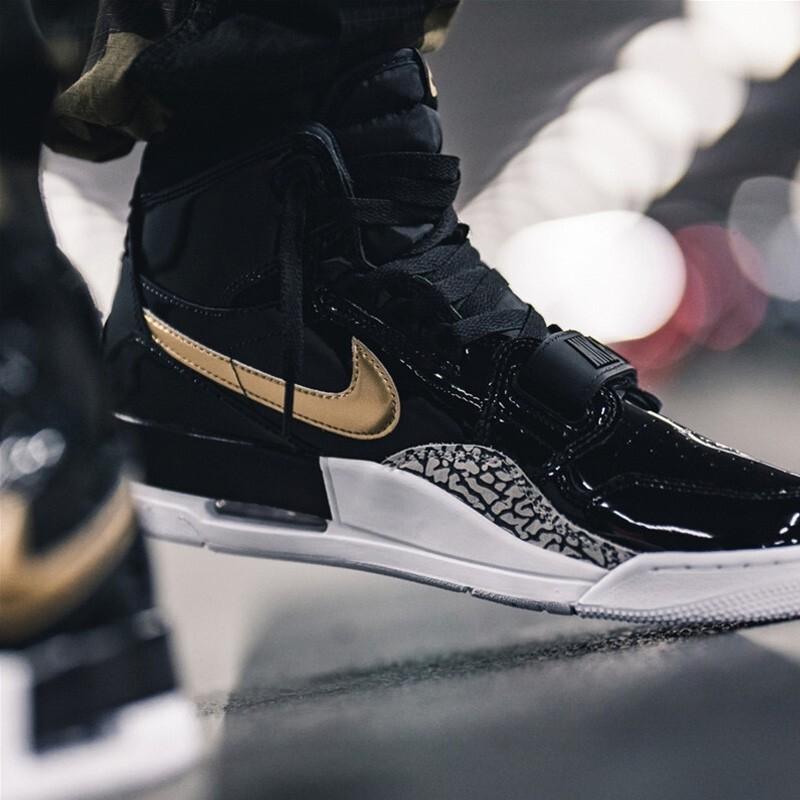 Jordan Legacy 312 Schwarz Gold Lack GS AT4040-007