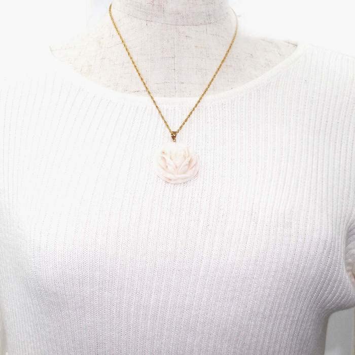 Coral rose pendant with 18K gold hardware gift wrapping and gift tag Includes a 45cm plated chain be changed to an 18K gold chain Undyed rose coral