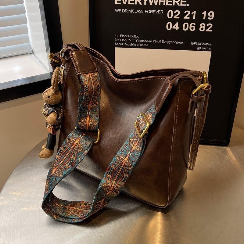 Fashionable Retro Women's Large Capacity Bucket Bag With Premium Quality And Versatile Design