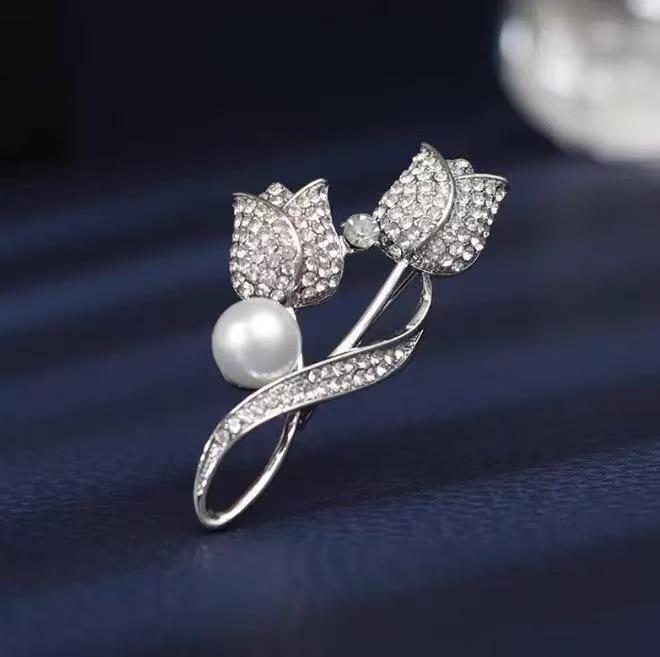 Pearl Heart Brooch: 2025 Autumn/Winter Trend - Korean Exquisite Pin for Women