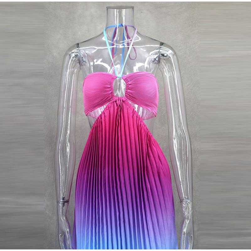 Летнее градиентное плиссированное женское платье с бретельками через шею без рукавов — фото 16