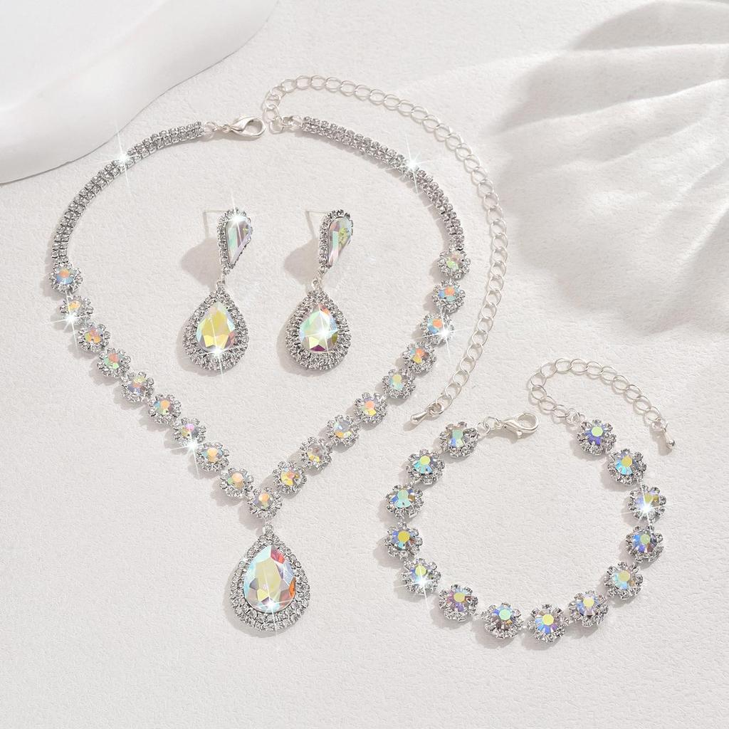 Ensemble de bijoux de mariée: Collier, Boucles d'oreilles à clous, Bracelet - Design floral multicolore avec accents de diamants complets