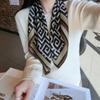 Sciarpa Stampata con Lettera D da 68 Cm Sciarpa da Donna in Imitazione Seta Alto Temperamento Sciarpa Semplice e Versatile Foulard