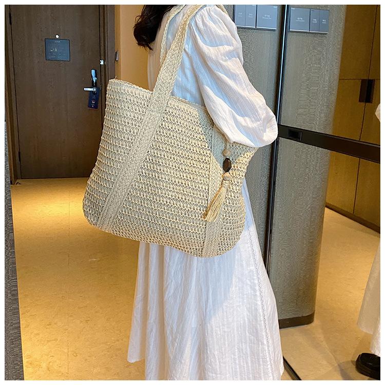 

Женские сумки — это простые и вместительные легкие плетеные сумки-ведра, пляжные сумки, модные новые портативные сумки через плечо из соломенного плетения.