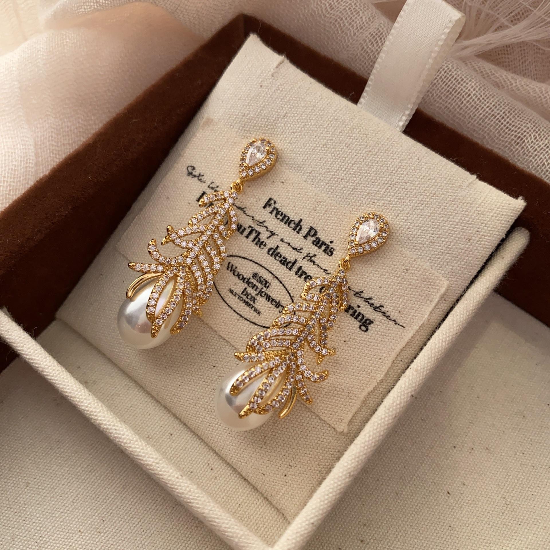 

New European and American fashion design leaf stud earrings light luxury temperament high-end pearl earrings full of zircon earrings
