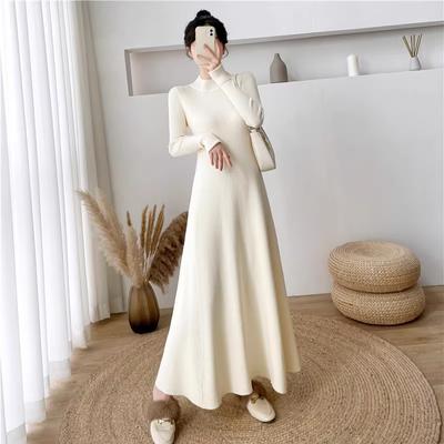 Einfarbiges Strickkleid Herbst und Winter Neues Pulloverkleid Mode Langarm Rollkragen A-Linie Langes Kleid