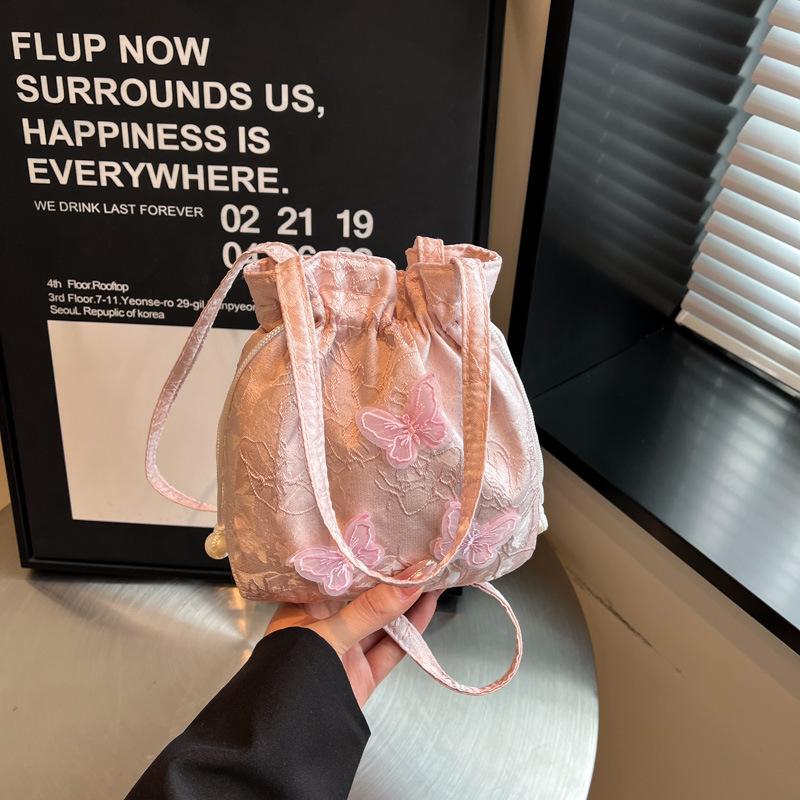 

New Chinese embroidered handbag women s 2025 new trendy fashion girl versatile single shoulder crossbody pump with bucket bag розовый