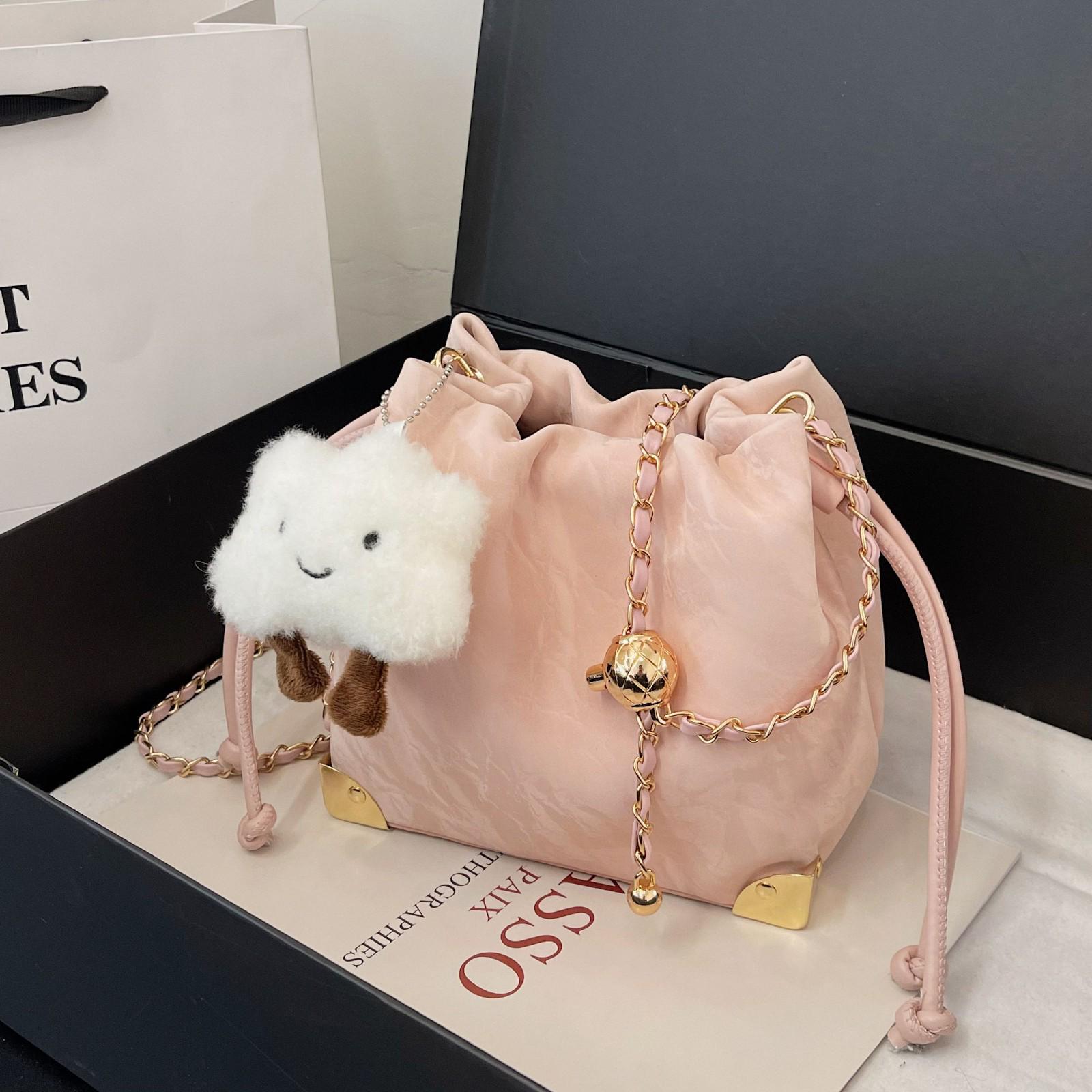 

Women s 2024 Spring/Summer Niche Bucket Bag – Fashionable, Versatile, Small Drawstring Crossbody and Shoulder Bag. білий